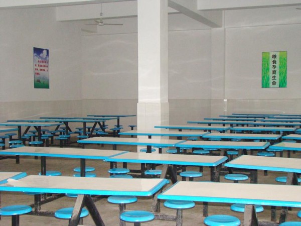 學(xué)校4號(hào)食堂安裝隔墻板完工后圖示4