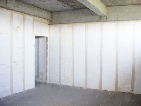 圖為地下層安裝輕質(zhì)隔墻板案例